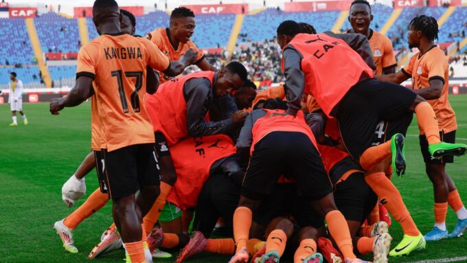 ** صورة لحظة سقوط مهاجم زامبيا أثناء احتفاله بالهدف القاتل على أرض الملعب.