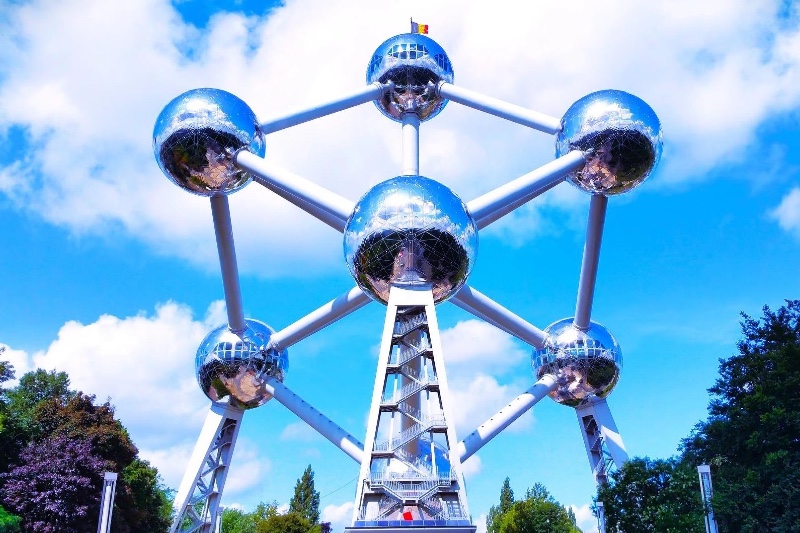 ** صورة لجالية مغربية في بروكسيل تتابع مباراة المنتخب الوطني لكرة القدم.