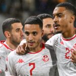 ** صورة للاعب إلياس العاشوري يُسجل هدفاً في اللقاء بين تونس وأوغندا.