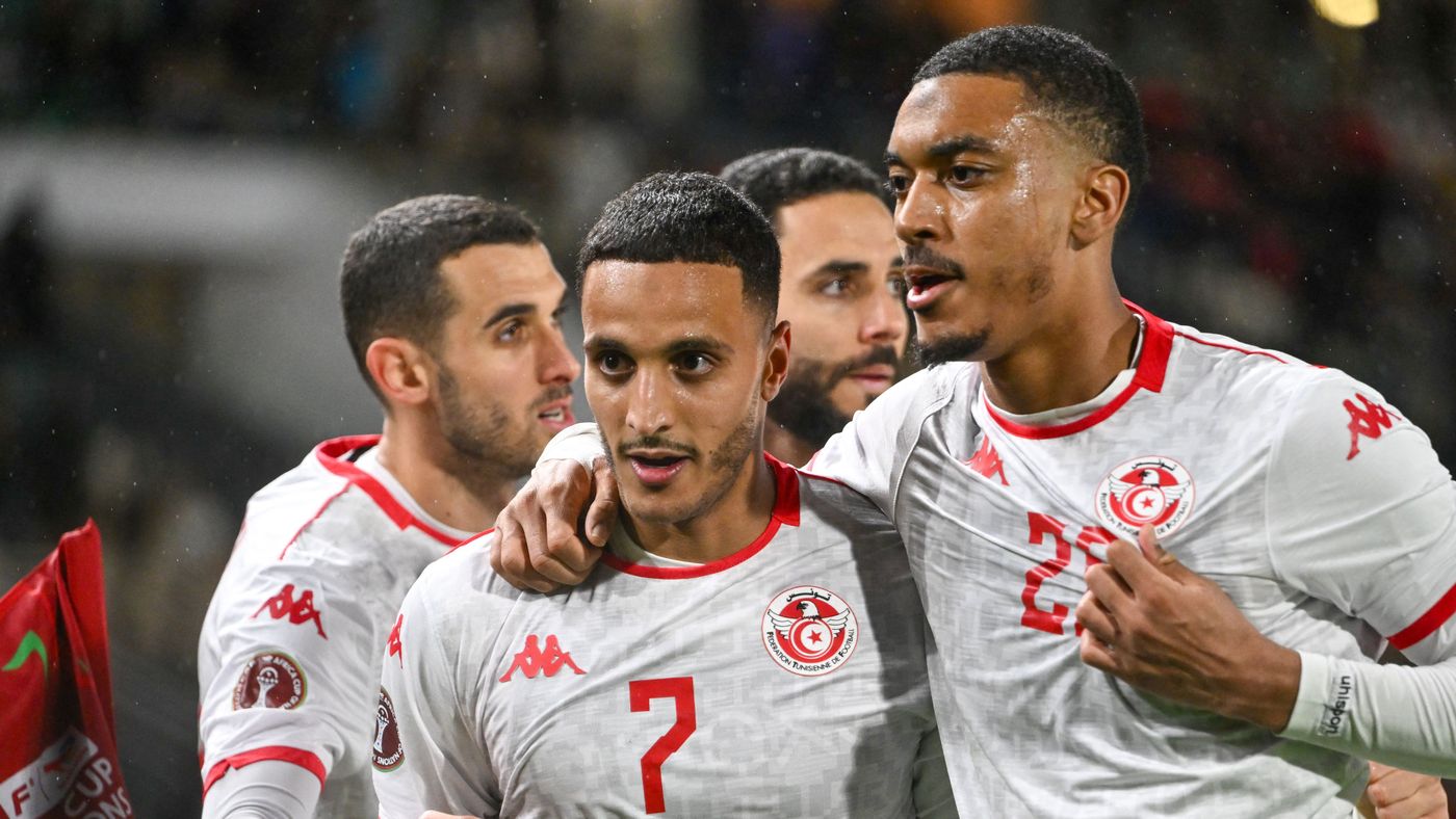 ** صورة للاعب إلياس العاشوري يُسجل هدفاً في اللقاء بين تونس وأوغندا.