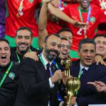** صورة للاعب عبدالرزاق حمد الله يرفع كأس العرب بعد فوز منتخب المغرب.