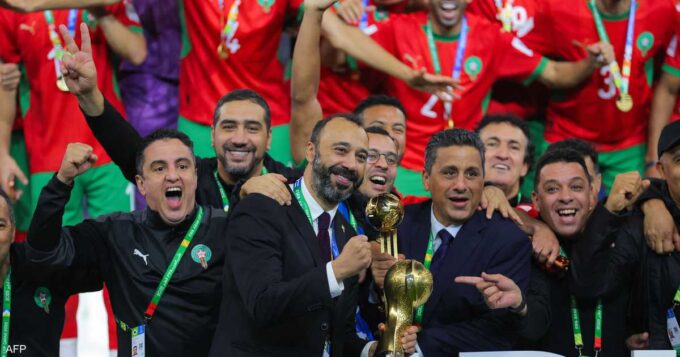 ** صورة للاعب عبدالرزاق حمد الله يرفع كأس العرب بعد فوز منتخب المغرب.