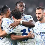 ** وصف الصورة: الصورة هي صورة لمدافع إنتر ستيفان دي فري خلال مباراة الفريق أمام بولونيا.