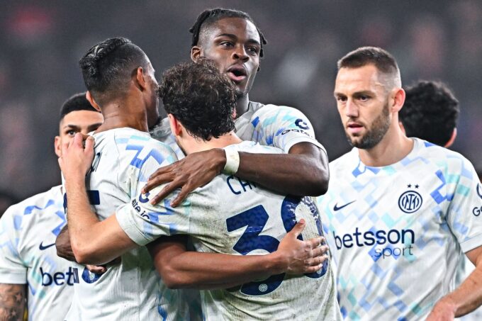 ** وصف الصورة: الصورة هي صورة لمدافع إنتر ستيفان دي فري خلال مباراة الفريق أمام بولونيا.