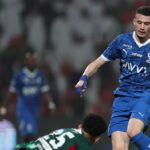 ** الصورة هي صورة للاعب عبدالله الحمدان خلال مباراة الهلال مع نادٍ آخر.