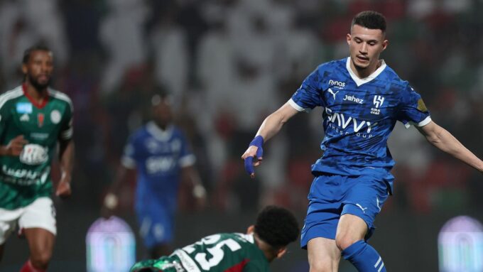 ** الصورة هي صورة للاعب عبدالله الحمدان خلال مباراة الهلال مع نادٍ آخر.