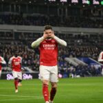 ** صورة للمهاجم السويدي فيكتور جيوكيريس أثناء تنفيذ ركلة الجزاء في مباراة آرسنال ضد إيفرتون.