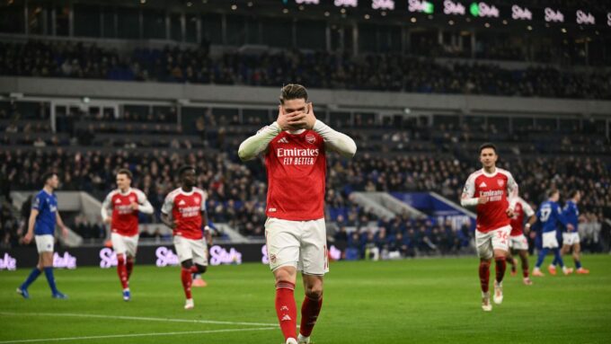 ** صورة للمهاجم السويدي فيكتور جيوكيريس أثناء تنفيذ ركلة الجزاء في مباراة آرسنال ضد إيفرتون.