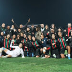 ** الصورة المثالية للاعب لجنة تحكيم كأس العالم للنساء وهي تسجل هدفًا في المباراة ضد ووهان تشيغو جيانغدا.