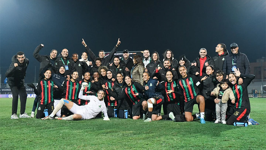 ** الصورة المثالية للاعب لجنة تحكيم كأس العالم للنساء وهي تسجل هدفًا في المباراة ضد ووهان تشيغو جيانغدا.