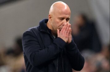 صورة لمدرب ليفربول أرني سلوت يرتدي زي الفريق ويرتدي نظارة.