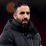 ** الصورة هي Getty Images, ووصفها: لاعبين في خط وسط يلعبون كرة القدم.