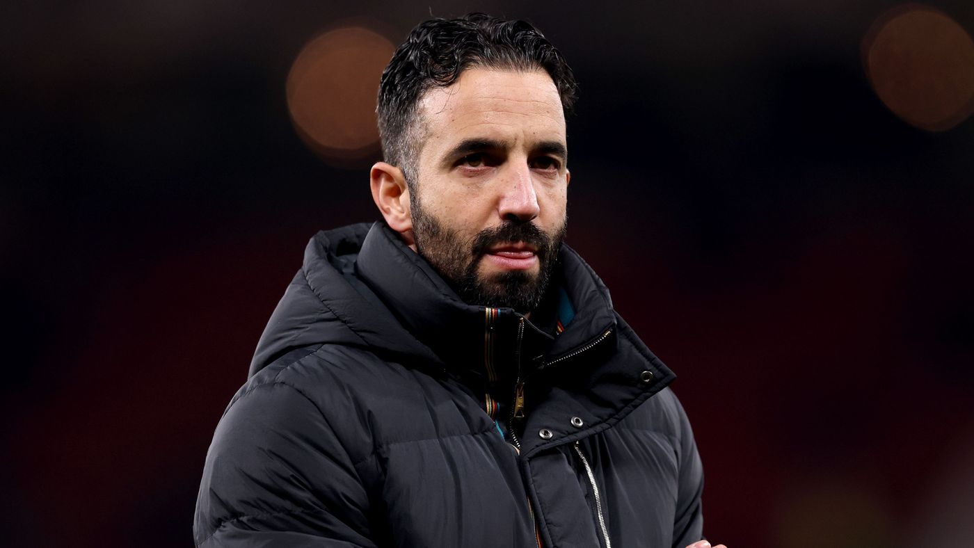 ** الصورة هي Getty Images, ووصفها: لاعبين في خط وسط يلعبون كرة القدم.