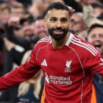 ** صورة محمد صلاح يلعب مع ليفربول على ملعب آنفيلد.