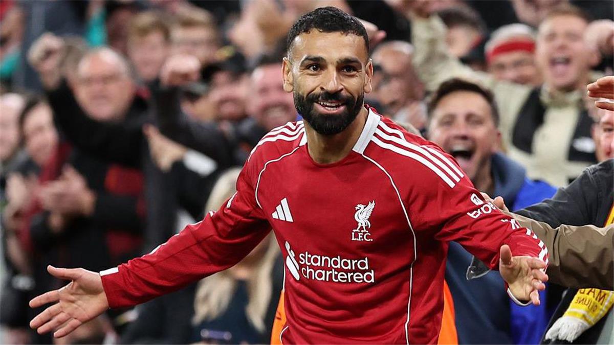 ** صورة محمد صلاح يلعب مع ليفربول على ملعب آنفيلد.