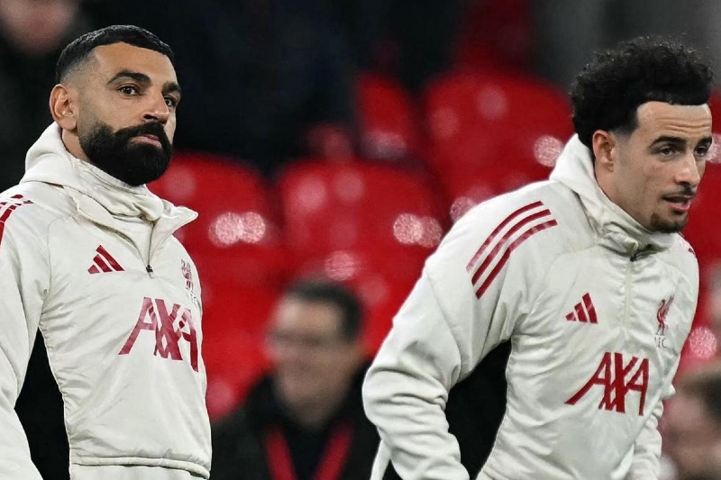 ** صورة محمد صلاح يلعب مع فريق ليفربول.