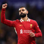 ** صورة محمد صلاح يلعب مع نادي ليفربول في مباراة ضد نادي مانشستر سيتي.