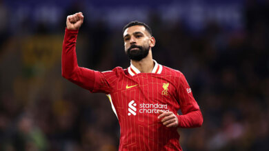 ** صورة محمد صلاح يلعب مع نادي ليفربول في مباراة ضد نادي مانشستر سيتي.