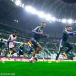 ** صورة ديدييه ديشامب، مدرب المنتخب الفرنسي، يرتدي قميص المنتخب السعودي.