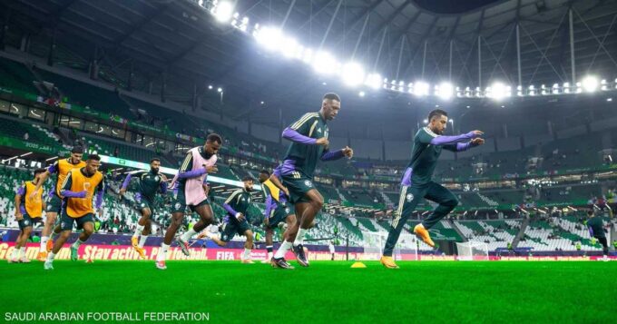 ** صورة ديدييه ديشامب، مدرب المنتخب الفرنسي، يرتدي قميص المنتخب السعودي.