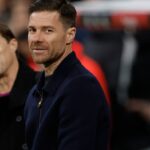 ** الصورة المرفقة هي لمدرب إشبيلية ماتياس ألميدا أثناء حديثه بعد المباراة.