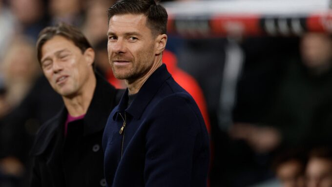 ** الصورة المرفقة هي لمدرب إشبيلية ماتياس ألميدا أثناء حديثه بعد المباراة.