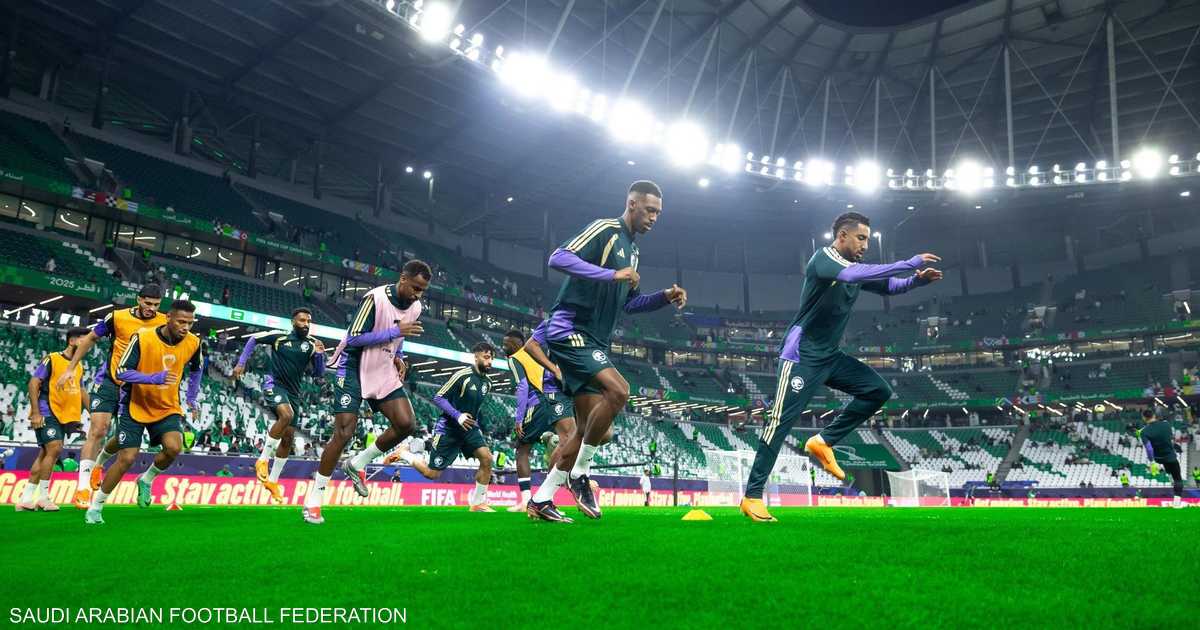 ** صورة ديدييه ديشامب، مدرب المنتخب الفرنسي، يرتدي قميص المنتخب السعودي.