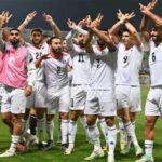 ** صورة طه نوح مع منتخب فلسطين.