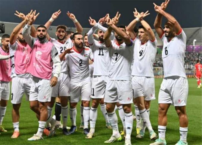 ** صورة طه نوح مع منتخب فلسطين.