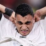 ** صورة لمنتخب مصر في مباراة ضد فريق أجنبي، مع خلفية ملعب رياضي.