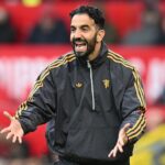 ** صورة روبن أموريم، مدرب مانشستر يونايتد، وهو يعبر عن استراتيجية النادي في الميركاتو الشتوي.