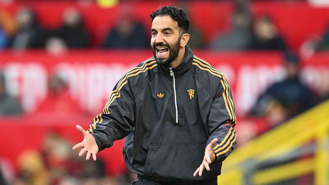 ** صورة روبن أموريم، مدرب مانشستر يونايتد، وهو يعبر عن استراتيجية النادي في الميركاتو الشتوي.