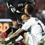 ** صورة مهاجم البرازيل ونادي الهلال السعودي نيمار يلعب كرة القدم.