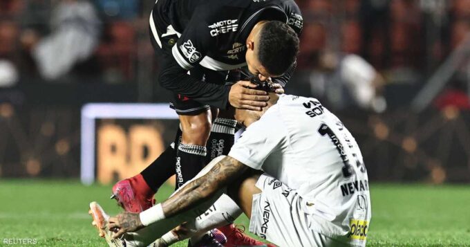 ** صورة مهاجم البرازيل ونادي الهلال السعودي نيمار يلعب كرة القدم.