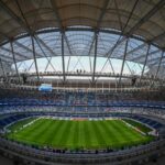 ** صورة شاشة لموقع "طنجة موبيليتي" يظهر على خلفية ملعب طنجة الكبير، مع توضيح كيفيات الولوج إلى الملعب.