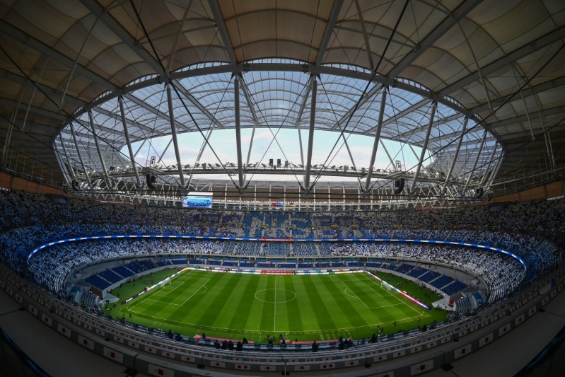 ** صورة شاشة لموقع "طنجة موبيليتي" يظهر على خلفية ملعب طنجة الكبير، مع توضيح كيفيات الولوج إلى الملعب.