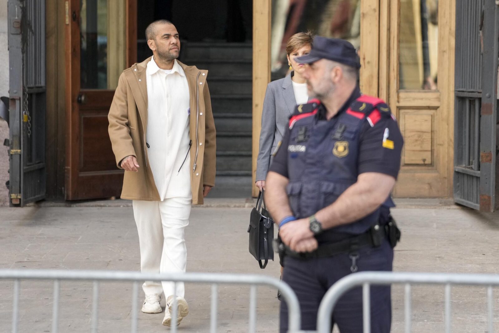 Daniel Alves en action sur le terrain.