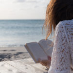 Personne adoptant de bonnes habitudes pour améliorer son bien-être en 2026