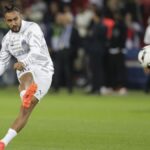 Dimitri Payet chantant "Petit Papa Noël" avec Olivier Marchal, Levon Khozian et Loïc Guer.