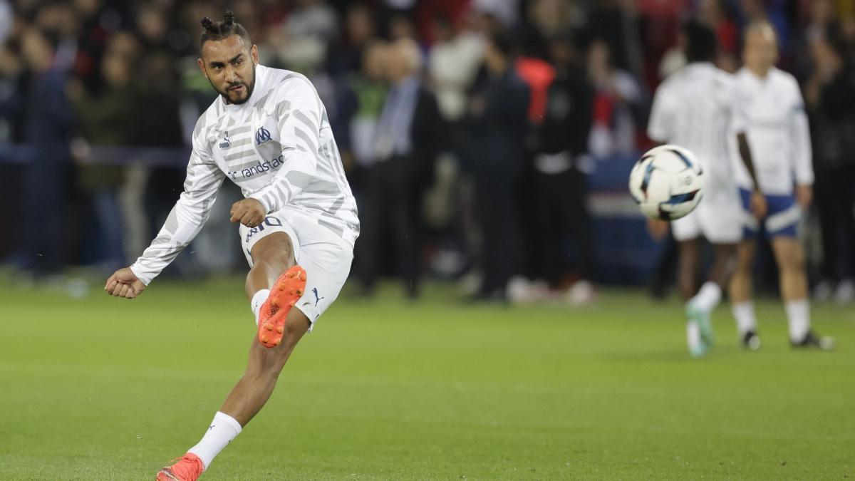Dimitri Payet chantant "Petit Papa Noël" avec Olivier Marchal, Levon Khozian et Loïc Guer.