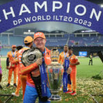 ** صورة فريق التغطية النجمي في بطولة DP World ILT20، مع شائع مالك وأندي فلاور ومحمد كايف في المقدمة.