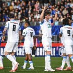 L'image d'un joueur de football en train de marquer un but.