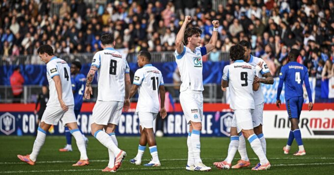 L'image d'un joueur de football en train de marquer un but.