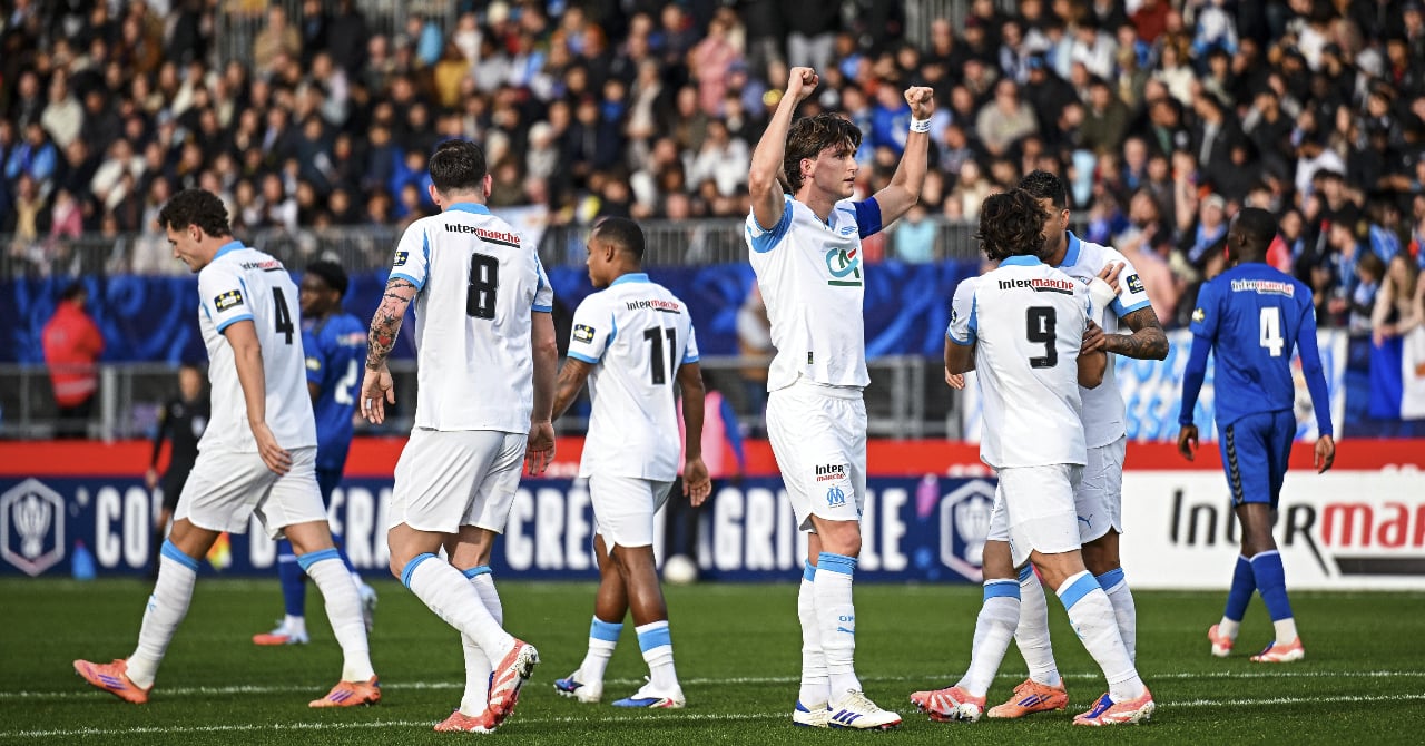 L'image d'un joueur de football en train de marquer un but.