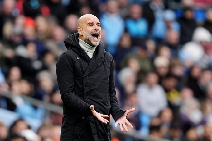 L'entraîneur Pep Guardiola sur le banc de Manchester City.