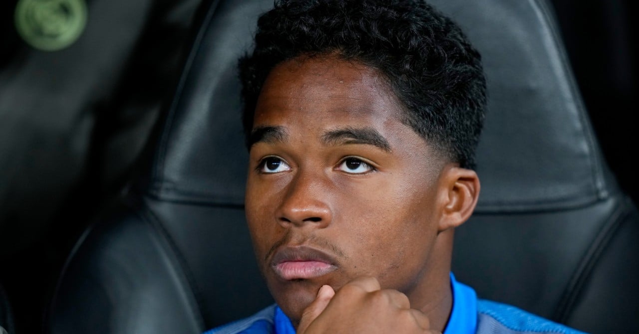 Un joueur de football en train de marquer un but.