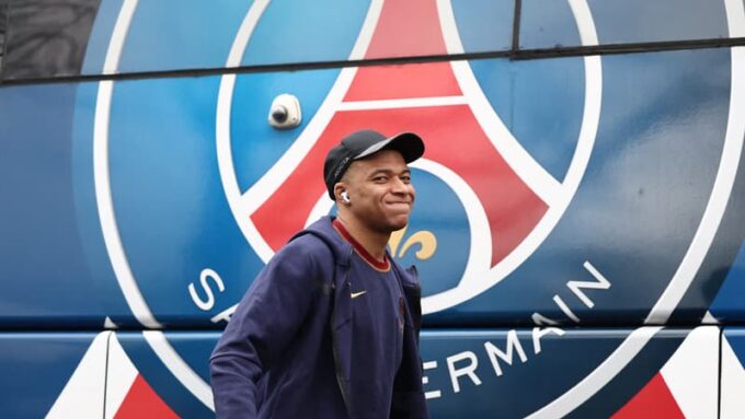 Un joueur de football recevant une balle, avec un montant d'argent en arrière-plan.