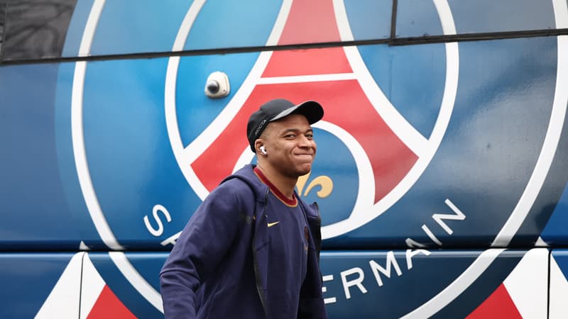 Un joueur de football recevant une balle, avec un montant d'argent en arrière-plan.