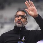 L'entraîneur Habib Beye sur le banc de touche du Stade Rennais.