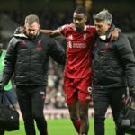 Un joueur de football blessé sur le terrain.